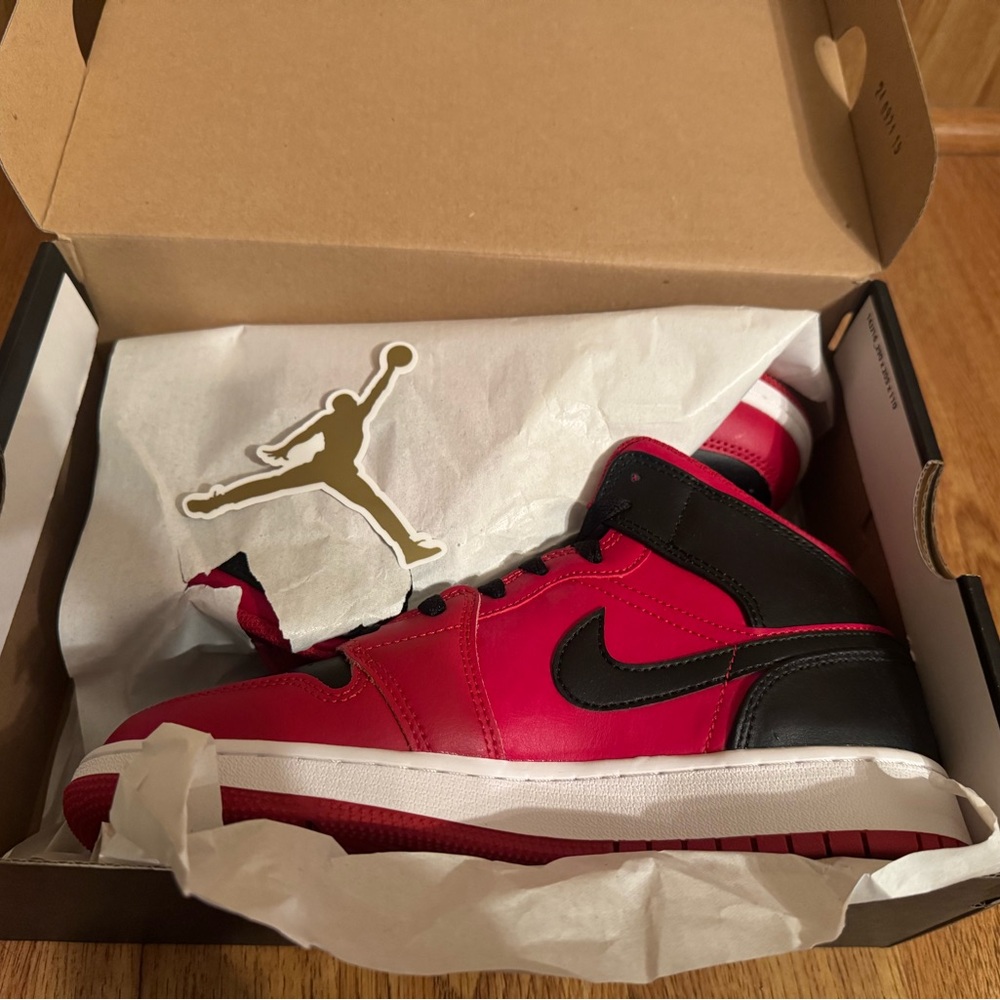 Nike Air Jordan 1 Mid reverse Bred Red/Black, size 5.5Y Rare - Picture 8 of 11